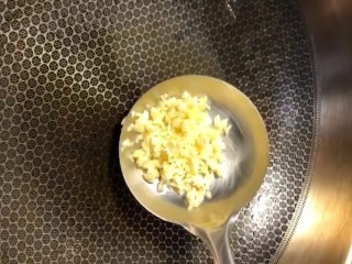 6、椒盐排骨,锅内烧油放入蒜末炒香炒至金黄