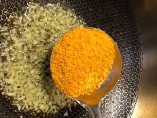 7、椒盐排骨,再放入面包糠炒香