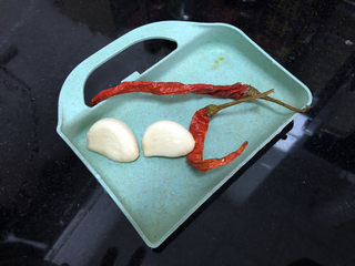 5、茼蒿炒鸡蛋➕最是一年春好处,蒜剥皮，与干辣椒清洗备用