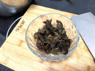 8、茼蒿炒鸡蛋➕最是一年春好处,撕成小朵备用