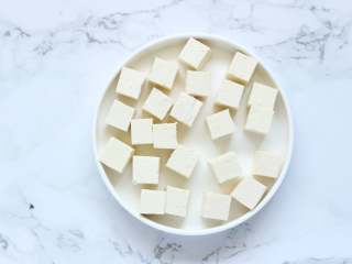 3、菠萝咕噜豆腐,豆腐静置放置,等到豆腐出后切成大小相似的方块待用。