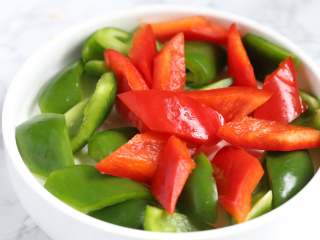 4、菠萝咕噜豆腐,青椒、红椒洗净,去蒂去籽后切成菱形块待用。