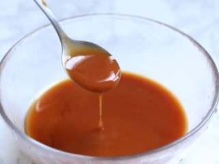 7、菠萝咕噜豆腐,取一碗,放入番茄酱、白糖、盐、淀粉和清水混合均匀,制成调味汁。