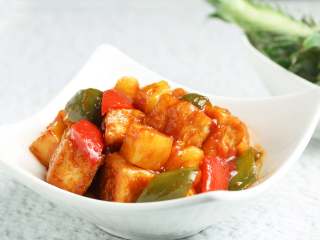 11、菠萝咕噜豆腐,酸甜可口的菠萝咕噜肉就做好了,超级有食欲哟!