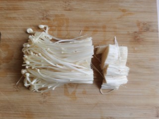 2、蒜蓉小油菜,金针菇去掉根部清洗干净。做蒜蓉小油菜时，搭配些金针菇口感更丰富。