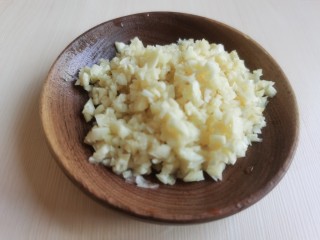 3、蒜蓉小油菜,大蒜去皮，然后剁成蒜蓉。