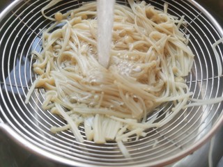 5、蒜蓉小油菜,捞出后用纯净水再冲洗一遍，让金针菇更清爽一些。