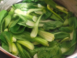 7、蒜蓉小油菜,锅中放水烧开，放入一小勺食盐，将择洗干净的小油菜放入焯水。