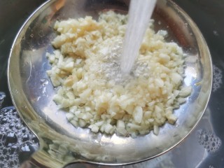 9、蒜蓉小油菜,将剁好的蒜蓉，用冷水冲洗一下，去掉大蒜的粘液。这样炸出的蒜蓉不会发苦。