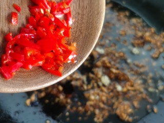 16、蒜蓉小油菜,再切一点红辣椒放入里边