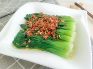 17、蒜蓉小油菜,最后将调好的蒜蓉料汁浇到小油菜的上面。简单好吃的蒜蓉小油菜完成，喜欢的试试吧！