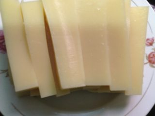 1、川北凉粉,将凉粉洗净，刀粘水，慢慢将凉粉切成长条状，将其摆入盘中，备用