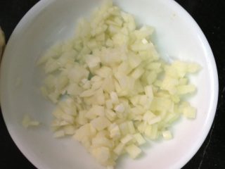 2、川北凉粉,将蒜处理后，洗净，切碎，备用