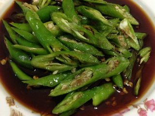 4、川北凉粉,青辣椒处理后，洗净，切丝，找一小碗，放入盐，味精，花椒粉，醋，酱油，白糖泡一分钟，而后浇在凉粉上