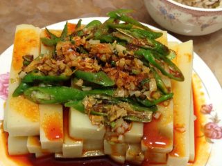 5、川北凉粉,锅烧油，待油热，放入蒜末，葱末，烹香，关火，浇在凉粉上，然后将辣椒油慢慢淋在凉粉上