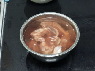 2、豆豉剁椒蒸排骨,排骨泡水一小时,泡出血水