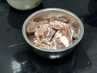 3、豆豉剁椒蒸排骨,排骨沥干水分
