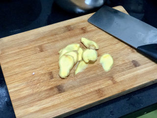 4、豆豉剁椒蒸排骨,姜一小块,洗净切薄片