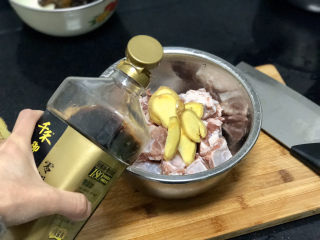 7、豆豉剁椒蒸排骨,一小勺生抽