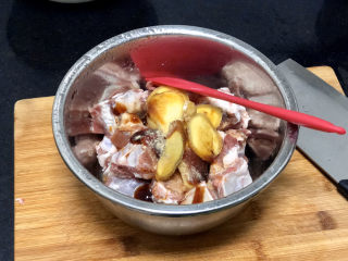 11、豆豉剁椒蒸排骨,加少许白胡椒粉去腥,不喜欢的宝贝可以不放