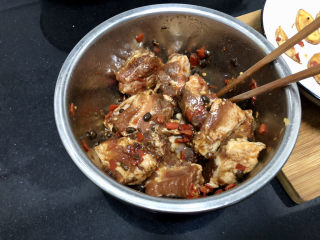 17、豆豉剁椒蒸排骨,腌制好的排骨取出