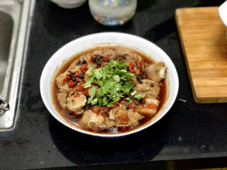 22、豆豉剁椒蒸排骨,排骨正好,取出,加入切碎的香菜,搞定