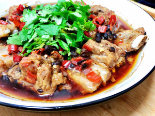 25、豆豉剁椒蒸排骨,排骨口感软嫩又带着嚼劲,咸鲜味美,豉香混合一丝微辣,让人欲罢不能。再来一碗白米饭,绝了????