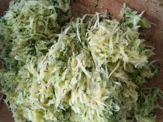 1、碧玉香橙饼,嫩南瓜擦丝