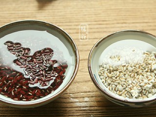 2、清热祛湿汤~土茯苓赤小豆汤,赤小豆、薏米洗净，浸泡1小时。（赤小豆不是平常所说的红豆。红豆比较圆，赤小豆是细长的，稍扁。 赤小豆除湿的功效较强供药用调理，而红豆主要供食用。）