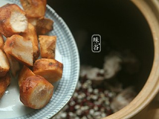 9、清热祛湿汤~土茯苓赤小豆汤,还有放入切好的土茯苓。