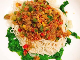 4、三色牛肉酱拌面,最后放入香菜，另用一锅煮面，可加入绿色菜打底，面好后捞入盘中，再放一勺牛肉酱，拌匀就可以开吃啦！