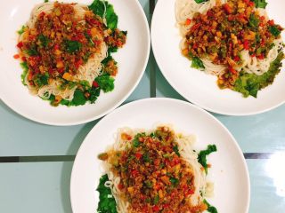 6、三色牛肉酱拌面,可以根据口味加少许盐或辣椒