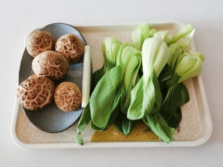 1、青菜炒香菇,食材准备好