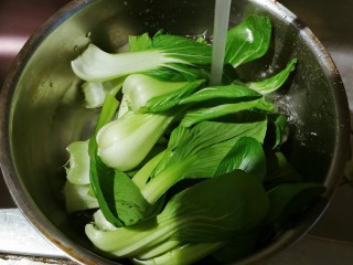 2、青菜炒香菇,青菜择去老叶 清洗干净