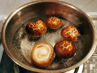 3、青菜炒香菇,香菇用开水汆烫