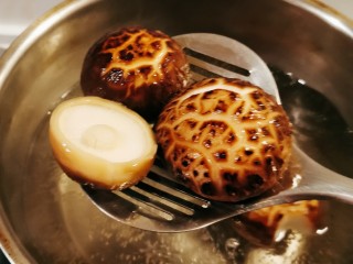 4、青菜炒香菇,快速捞出