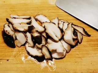 5、青菜炒香菇,切片备用