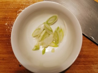 7、青菜炒香菇,葱切片