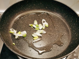 8、青菜炒香菇,起油锅  油热后放入葱片