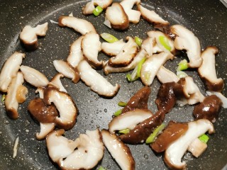 9、青菜炒香菇,葱片炒香后放入香菇片