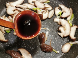 10、青菜炒香菇,放入生抽