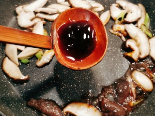 11、青菜炒香菇,放入蚝油
