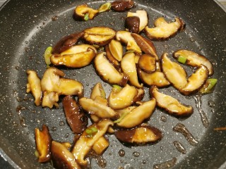 12、青菜炒香菇,翻炒均匀上色
