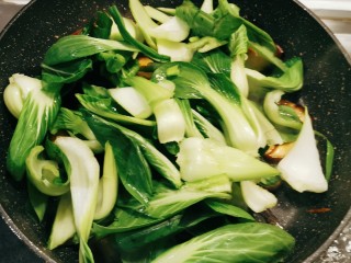 13、青菜炒香菇,放入青菜 快速翻炒