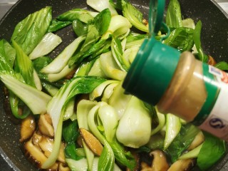 14、青菜炒香菇,放入胡椒粉增香