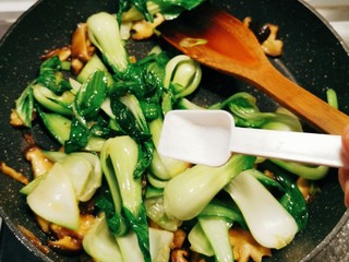 15、青菜炒香菇,放入盐调味 快速翻炒