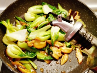 16、青菜炒香菇,滴入几滴芝麻油  关火
