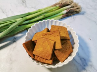 1、蒜苗炒香干,食材准备