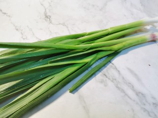 2、蒜苗炒香干,蒜苗洗净