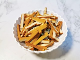 3、蒜苗炒香干,香干洗净切条状
